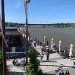 Apartment Riverside Retreat By Vistula 2br & Separate Living & Balcony In The Center Warschau