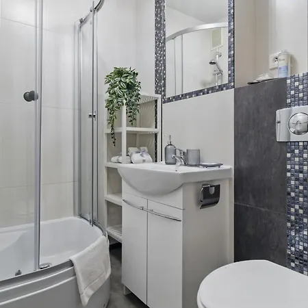 Riverside Retreat By Vistula 2br & Separate Living & Balcony In The Center 바르샤바