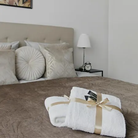 Apartment Riverside Retreat By Vistula 2br & Separate Living & Balcony In The Center Warschau