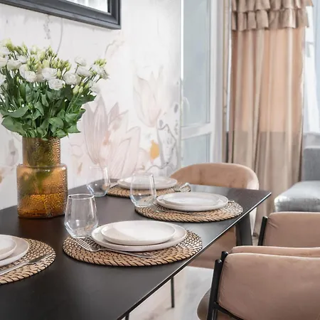 Appartamento Riverside Retreat By Vistula 2br & Separate Living & Balcony In The Center Varsavia