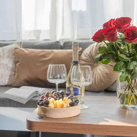Riverside Retreat By Vistula 2br & Separate Living & Balcony In The Center شقة