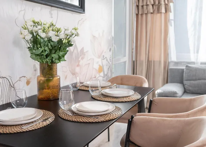 Appartamento Riverside Retreat By Vistula 2br & Separate Living & Balcony In The Center Varsavia