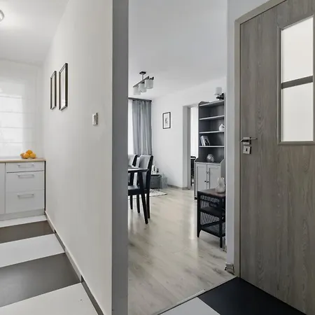 アパート Riverside Retreat By Vistula 2br & Separate Living & Balcony In The Center ワルシャワ